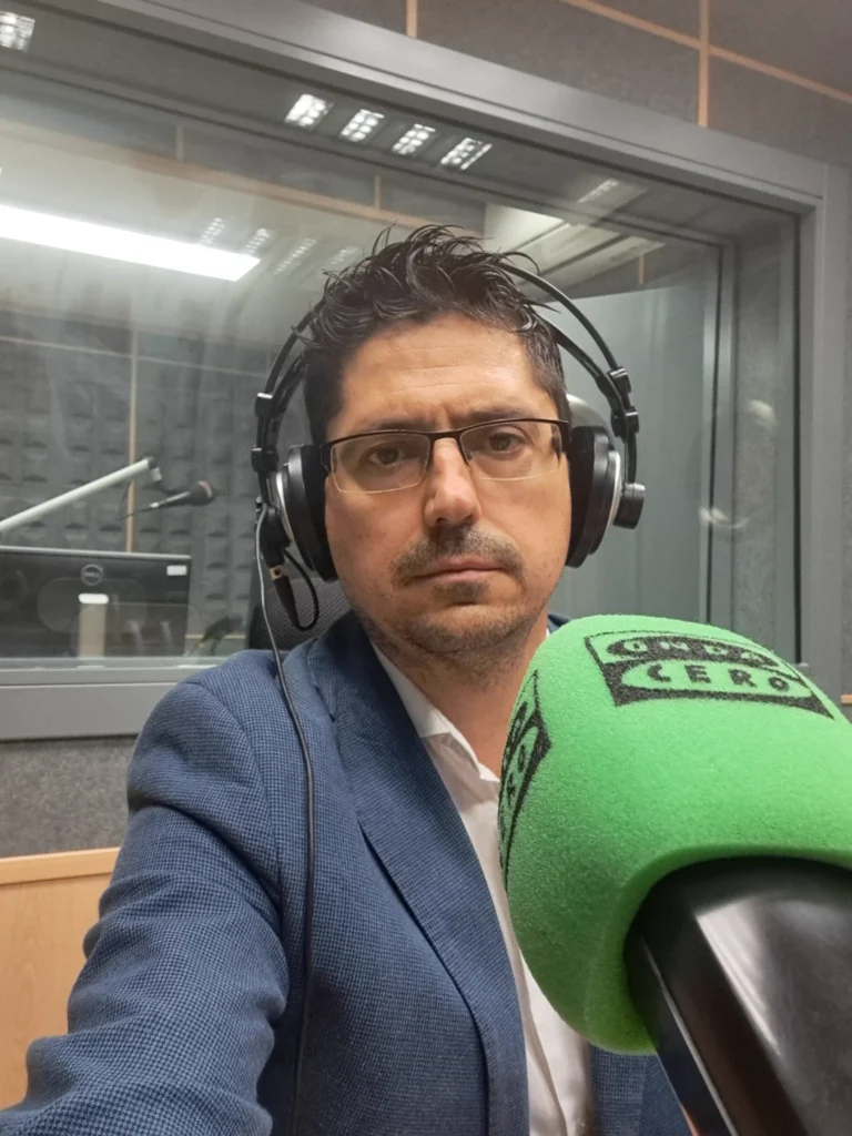 Enrique Torres con auriculares y micrófono de Onda Cero durante una intervención de radio.